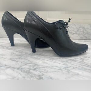 Black Leather Vintage Look Pumps